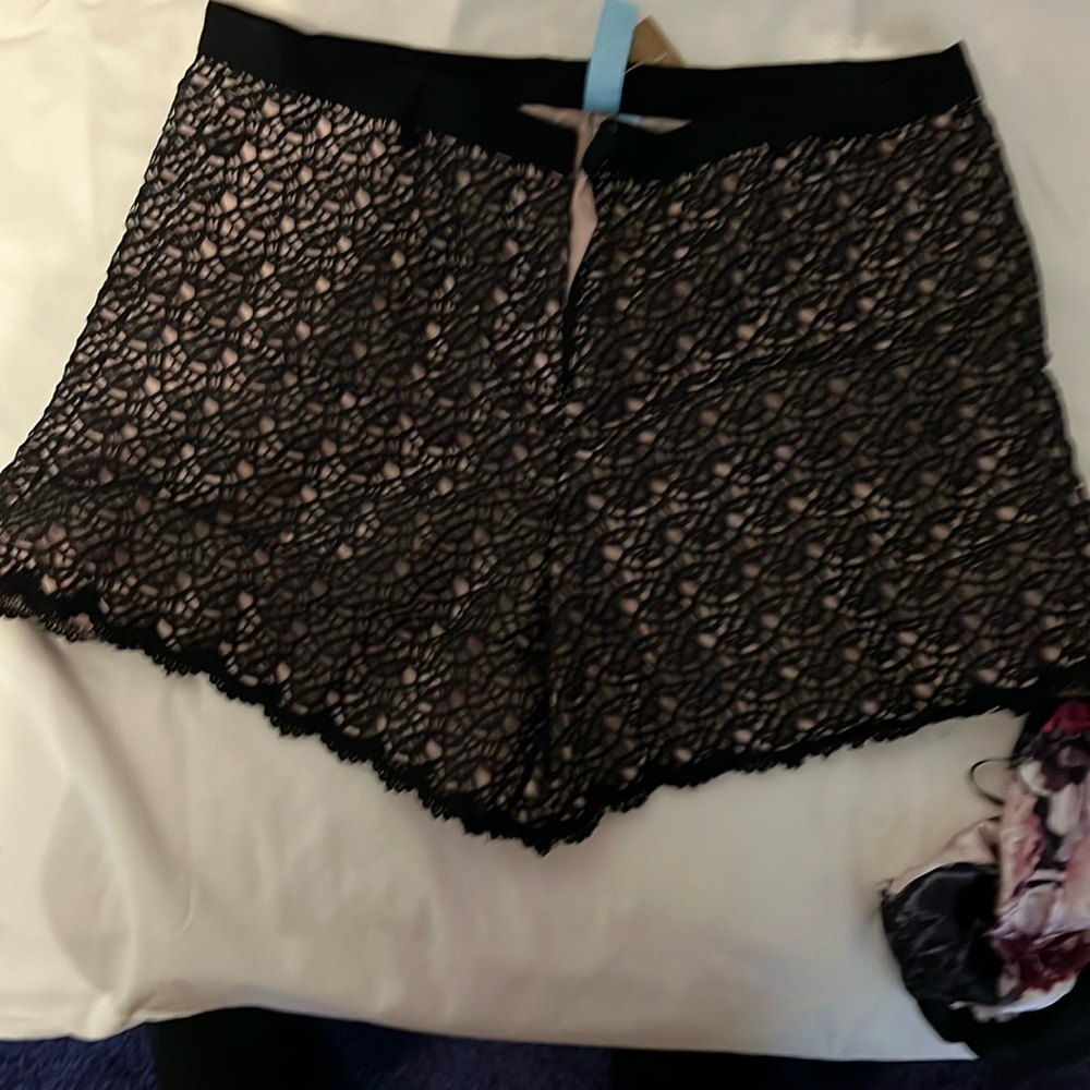 FRANCESCA Black and beige crochet shorts